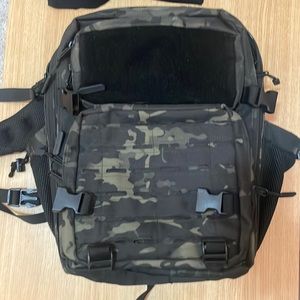 Built for athletes 24L bag - dark black camo - basically new, used twice